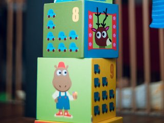 Spielzeug-Würfel mit Bildern darauf