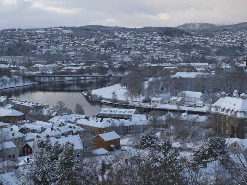 Verschneites Trondheim aus der Vogelperspektive.